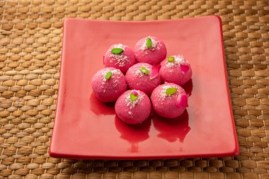 Lezzetli Pembe Chumchum veya gül aromalı cham veya Rasgulla veya Rasagola, Rosogola, Rosogolla