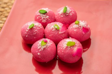 Lezzetli Pembe Chumchum veya gül aromalı cham veya Rasgulla veya Rasagola, Rosogola, Rosogolla
