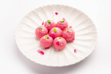 Lezzetli Pembe Chumchum veya gül aromalı cham veya Rasgulla veya Rasagola, Rosogola, Rosogolla