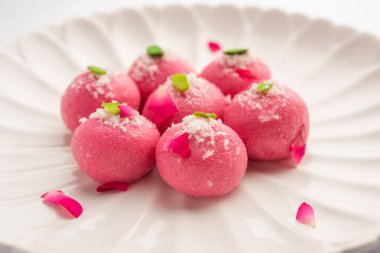 Lezzetli Pembe Chumchum veya gül aromalı cham veya Rasgulla veya Rasagola, Rosogola, Rosogolla