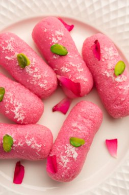 Pembe Chumchum veya gül aromalı yem veya cham cham, Hint ve Pakistanlı tatlı