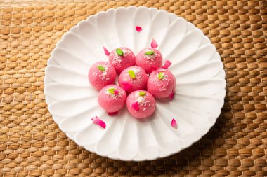 Lezzetli Pembe Chumchum veya gül aromalı cham veya Rasgulla veya Rasagola, Rosogola, Rosogolla
