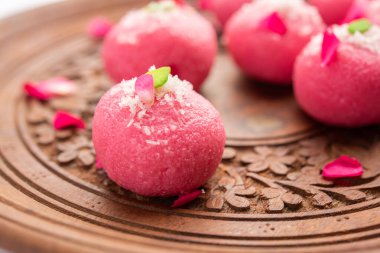 Lezzetli Pembe Chumchum veya gül aromalı cham veya Rasgulla veya Rasagola, Rosogola, Rosogolla