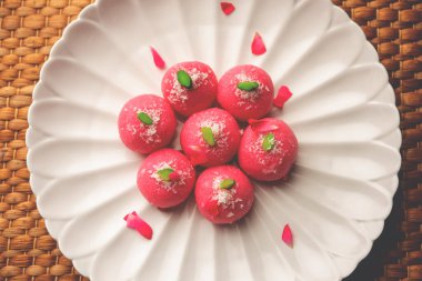 Lezzetli Pembe Chumchum veya gül aromalı cham veya Rasgulla veya Rasagola, Rosogola, Rosogolla