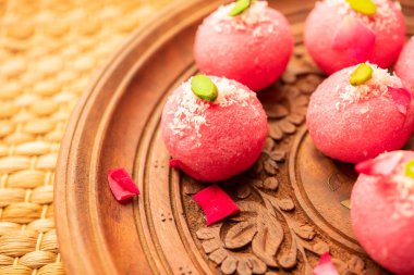 Lezzetli Pembe Chumchum veya gül aromalı cham veya Rasgulla veya Rasagola, Rosogola, Rosogolla