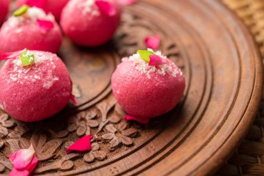 Lezzetli Pembe Chumchum veya gül aromalı cham veya Rasgulla veya Rasagola, Rosogola, Rosogolla