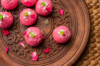 Lezzetli Pembe Chumchum veya gül aromalı cham veya Rasgulla veya Rasagola, Rosogola, Rosogolla