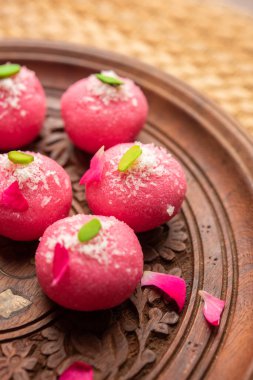 Lezzetli Pembe Chumchum veya gül aromalı cham veya Rasgulla veya Rasagola, Rosogola, Rosogolla