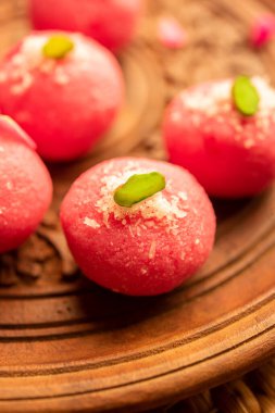 Lezzetli Pembe Chumchum veya gül aromalı cham veya Rasgulla veya Rasagola, Rosogola, Rosogolla