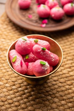 Pembe Chumchum veya gül aromalı yem veya cham cham, Hint ve Pakistanlı tatlı