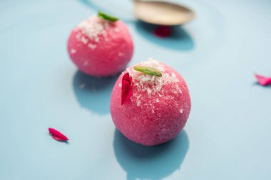 Lezzetli Pembe Chumchum veya gül aromalı cham veya Rasgulla veya Rasagola, Rosogola, Rosogolla