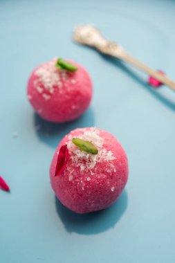 Lezzetli Pembe Chumchum veya gül aromalı cham veya Rasgulla veya Rasagola, Rosogola, Rosogolla