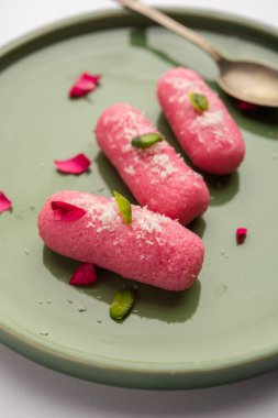 Pembe Chumchum veya gül aromalı yem veya cham cham, Hint ve Pakistanlı tatlı