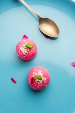 Lezzetli Pembe Chumchum veya gül aromalı cham veya Rasgulla veya Rasagola, Rosogola, Rosogolla