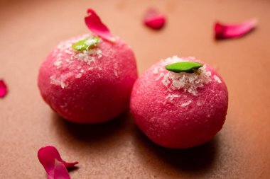 Lezzetli Pembe Chumchum veya gül aromalı cham veya Rasgulla veya Rasagola, Rosogola, Rosogolla