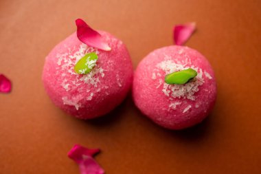 Lezzetli Pembe Chumchum veya gül aromalı cham veya Rasgulla veya Rasagola, Rosogola, Rosogolla