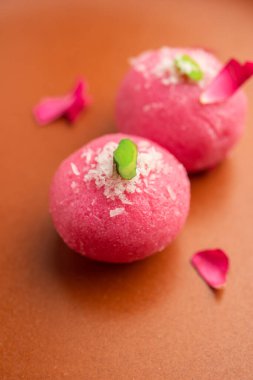 Lezzetli Pembe Chumchum veya gül aromalı cham veya Rasgulla veya Rasagola, Rosogola, Rosogolla