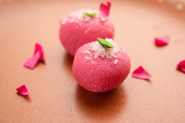 Lezzetli Pembe Chumchum veya gül aromalı cham veya Rasgulla veya Rasagola, Rosogola, Rosogolla