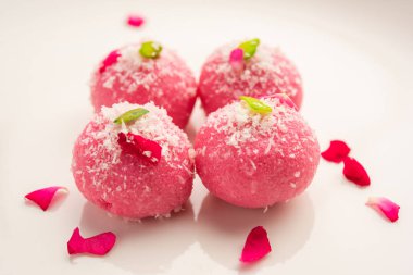 Lezzetli Pembe Chumchum veya gül aromalı cham veya Rasgulla veya Rasagola, Rosogola, Rosogolla