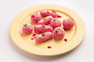 Pembe Chumchum veya gül aromalı yem veya cham cham, Hint ve Pakistanlı tatlı