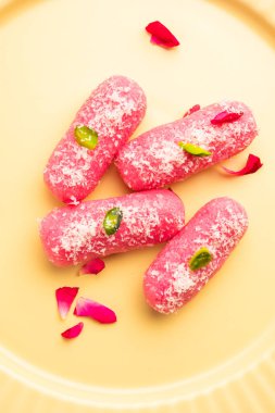 Pembe Chumchum veya gül aromalı yem veya cham cham, Hint ve Pakistanlı tatlı