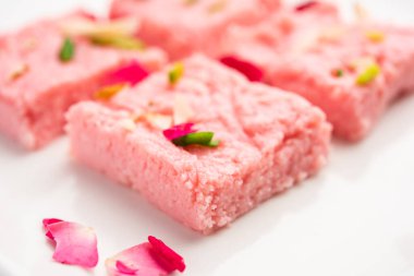 Gül Kalakand pembe barfi ya da burfi çeşnili Mishri Mava ya da Khoa Milkcake mithai olarak da bilinir.