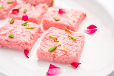 Gül Kalakand pembe barfi ya da burfi çeşnili Mishri Mava ya da Khoa Milkcake mithai olarak da bilinir.