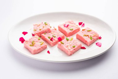 Gül Kalakand pembe barfi ya da burfi çeşnili Mishri Mava ya da Khoa Milkcake mithai olarak da bilinir.