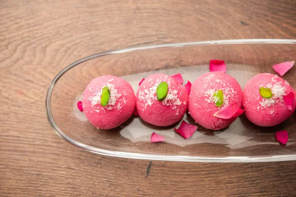 Lezzetli Pembe Chumchum veya gül aromalı cham veya Rasgulla veya Rasagola, Rosogola, Rosogolla