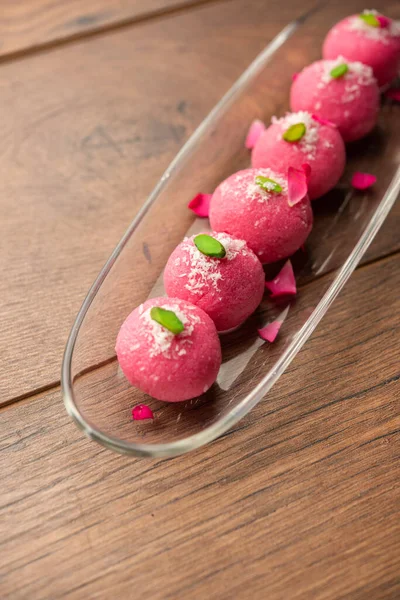 Lezzetli Pembe Chumchum veya gül aromalı cham veya Rasgulla veya Rasagola, Rosogola, Rosogolla