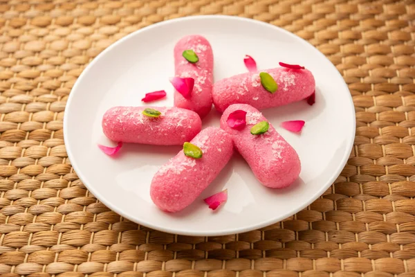 Pembe Chumchum veya gül aromalı yem veya cham cham, Hint ve Pakistanlı tatlı