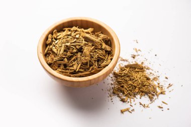 Ayurvedic Daruharidra - Daru haldi veya beyaz arkaplanda izole edilmiş ağaç zerdeçal