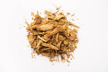 Ayurvedic Daruharidra - Daru haldi veya beyaz arkaplanda izole edilmiş ağaç zerdeçal