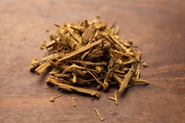 Ayurvedic Daruharidra - Daru haldi veya beyaz arkaplanda izole edilmiş ağaç zerdeçal