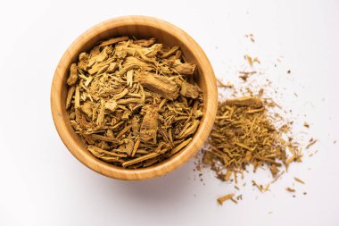 Ayurvedic Daruharidra - Daru haldi veya beyaz arkaplanda izole edilmiş ağaç zerdeçal