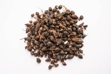Ayurvedic Nagarmotha - Cyperus Scariosus veya Cypriol bir kase veya yığın içinde