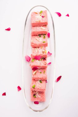 Gül Kalakand pembe barfi ya da burfi çeşnili Mishri Mava ya da Khoa Milkcake mithai olarak da bilinir.