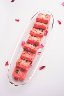 Gül Kalakand pembe barfi ya da burfi çeşnili Mishri Mava ya da Khoa Milkcake mithai olarak da bilinir.