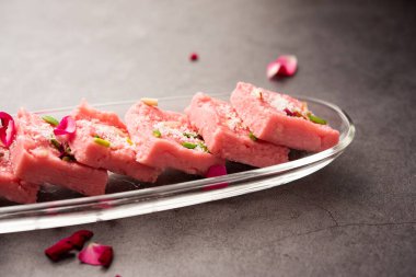 Gül Kalakand pembe barfi ya da burfi çeşnili Mishri Mava ya da Khoa Milkcake mithai olarak da bilinir.