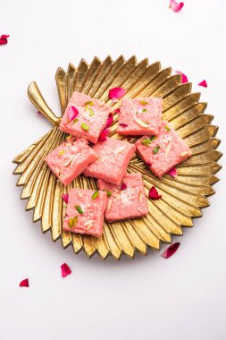 Gül Kalakand pembe barfi ya da burfi çeşnili Mishri Mava ya da Khoa Milkcake mithai olarak da bilinir.