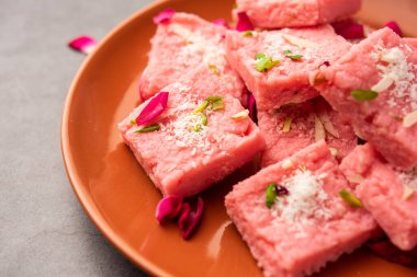 Gül Kalakand pembe barfi ya da burfi çeşnili Mishri Mava ya da Khoa Milkcake mithai olarak da bilinir.