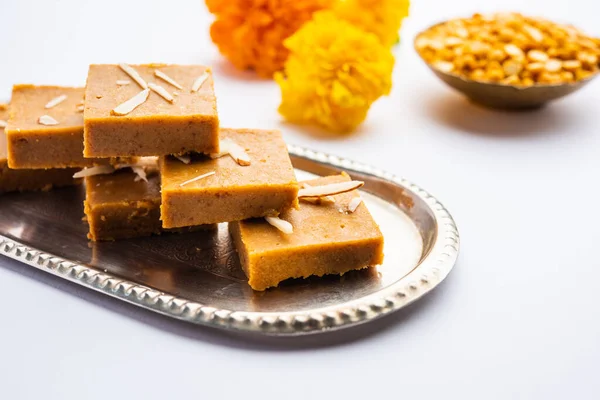 Besan Burfi Mohanthal Roasted Barfi Indian Sweet —  Fotos de Stock