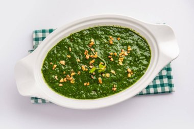 lasooni palak recipe or dhaba style garlic spinach curry, Indian main course served with naan