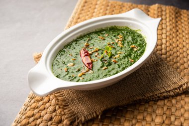 lasooni palak recipe or dhaba style garlic spinach curry, Indian main course served with naan