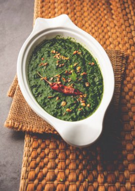 lasooni palak recipe or dhaba style garlic spinach curry, Indian main course served with naan