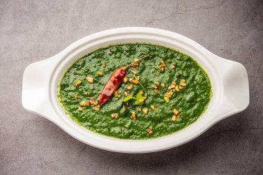lasooni palak recipe or dhaba style garlic spinach curry, Indian main course served with naan