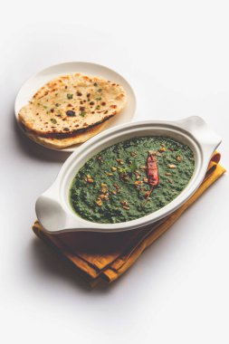 lasooni palak recipe or dhaba style garlic spinach curry, Indian main course served with naan