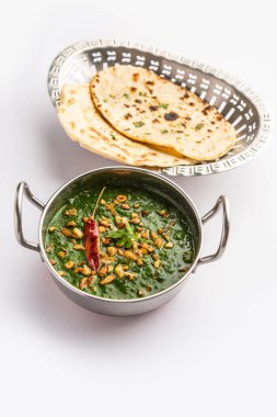 lasooni palak recipe or dhaba style garlic spinach curry, Indian main course served with naan