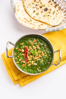 lasooni palak recipe or dhaba style garlic spinach curry, Indian main course served with naan