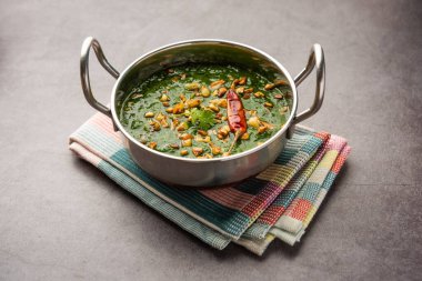 lasooni palak recipe or dhaba style garlic spinach curry, Indian main course served with naan